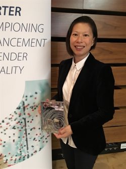 Dr Vanessa Ho receives the institutional Silver Athena SWAN Award