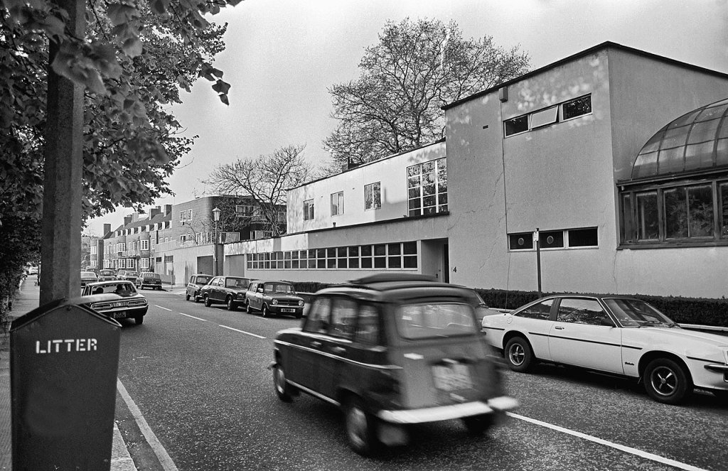 Image of the so-called Cohen House at 64 Church Street, Chelsea. ©Gillfoto [aka Kenneth John Gill] CC BY-SA 3.0.