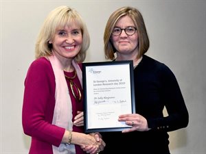 Dr Sally Hargreaves receiving her research prize