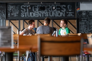 Group of students in SU bar